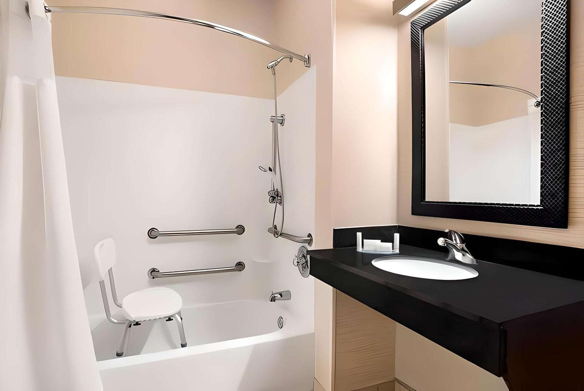Dubuque Inn & Suites Экстерьер фото