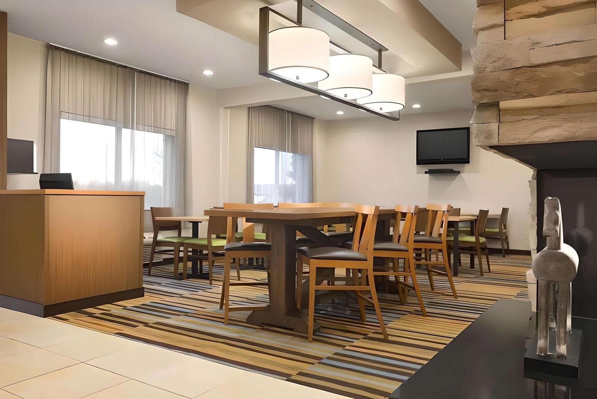 Dubuque Inn & Suites Экстерьер фото