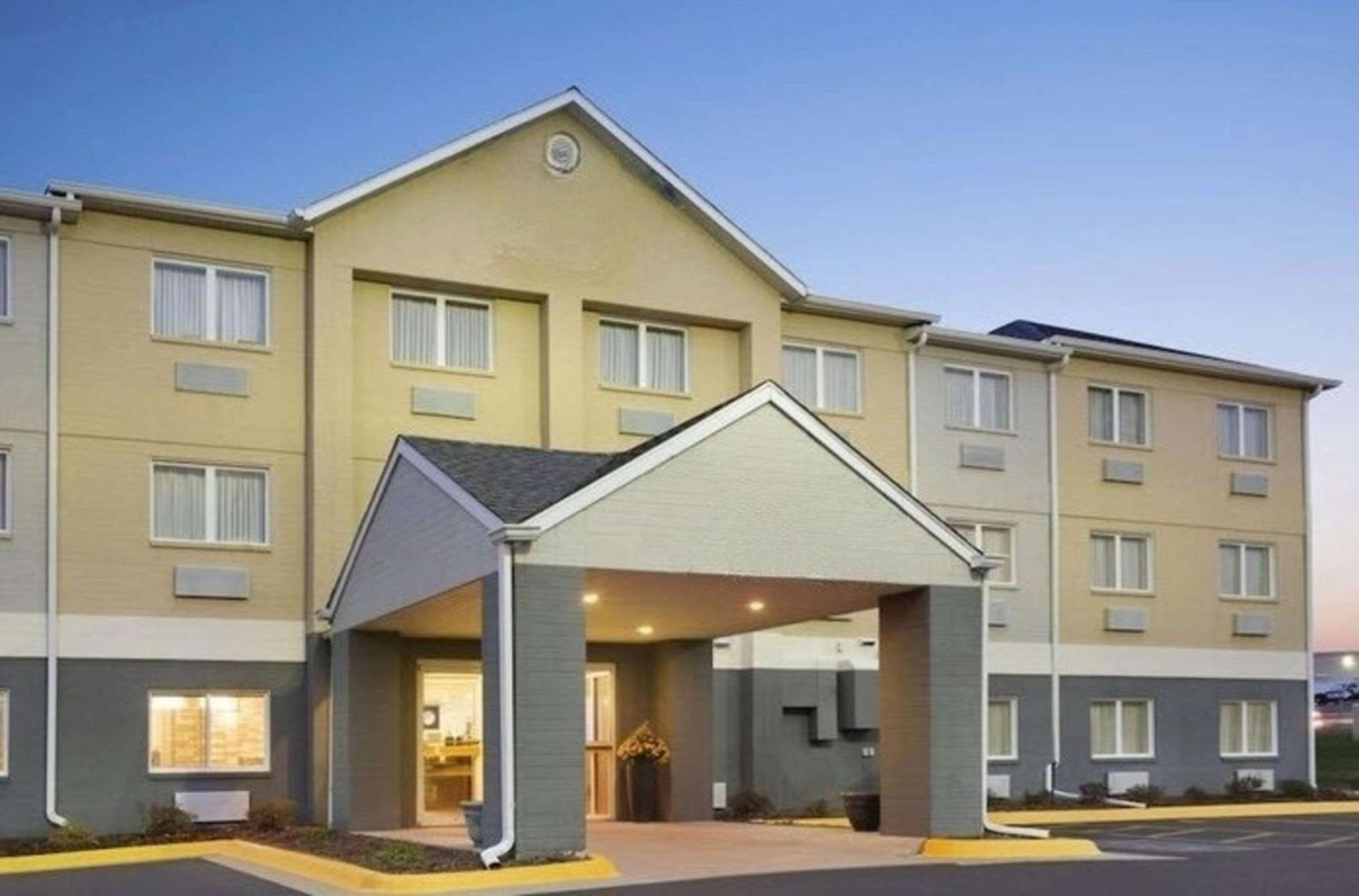 Dubuque Inn & Suites Экстерьер фото