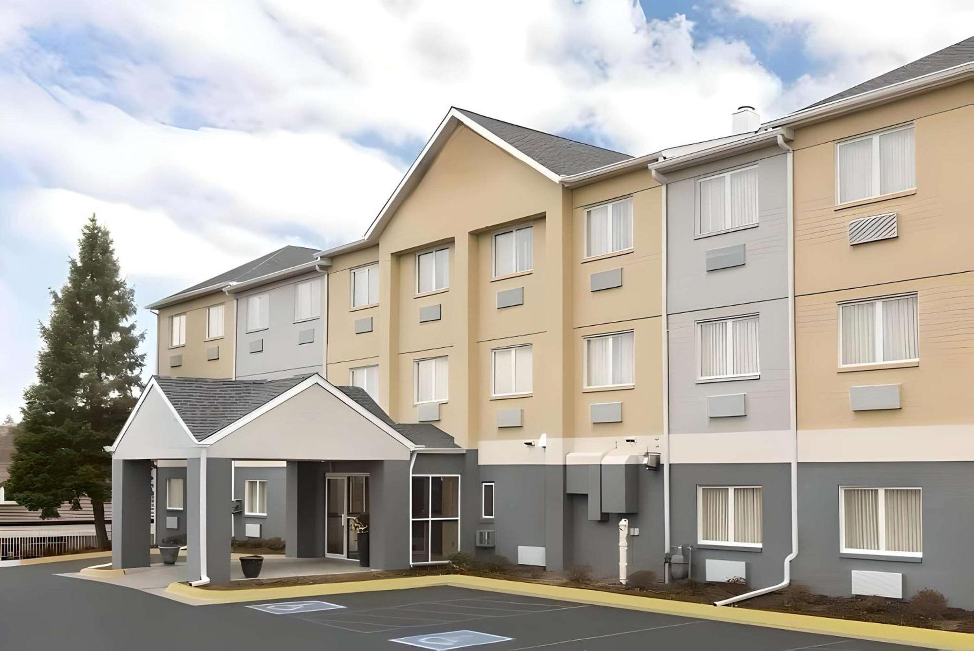 Dubuque Inn & Suites Экстерьер фото