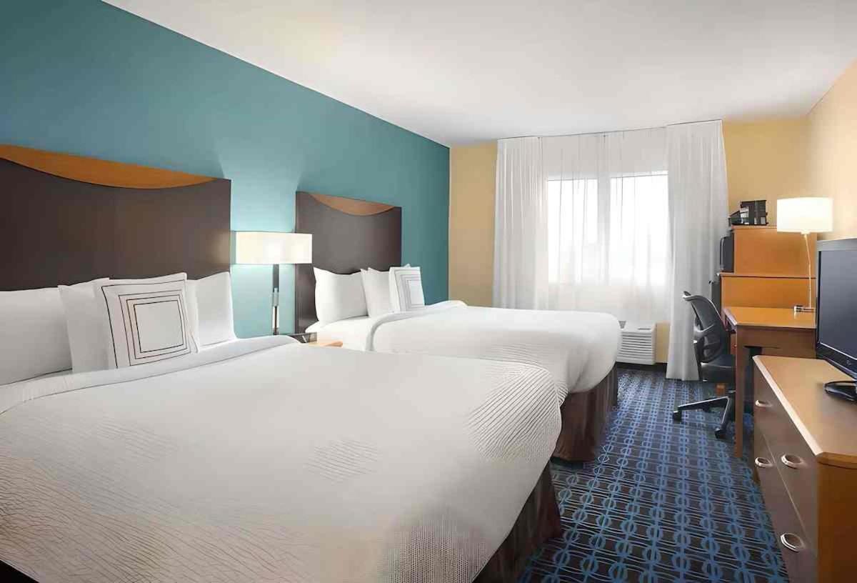 Dubuque Inn & Suites Экстерьер фото