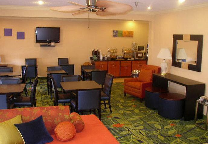 Dubuque Inn & Suites Экстерьер фото