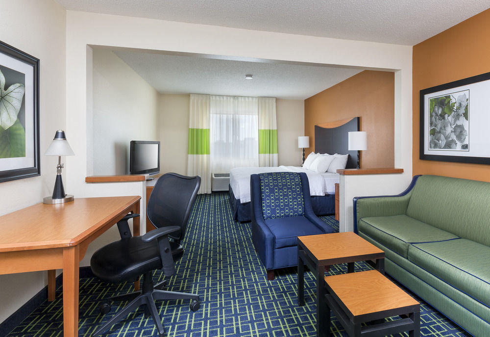 Dubuque Inn & Suites Экстерьер фото