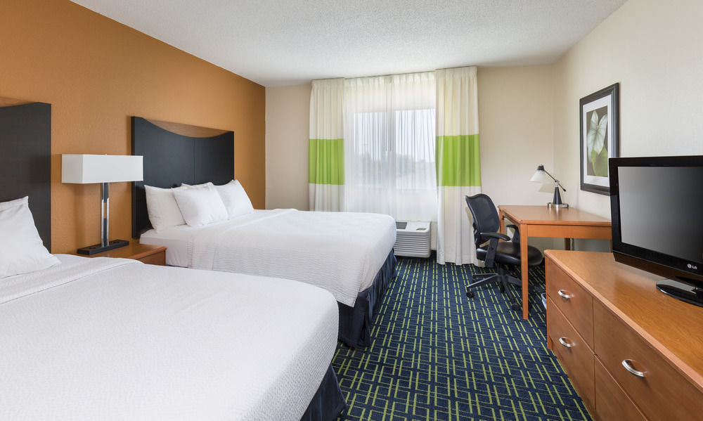 Dubuque Inn & Suites Экстерьер фото
